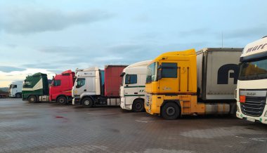 Krakow, Polonya - 17 Nisan 2022: Kamyon ve Semi Karavan Kamyonu Otoparkı. Teslimat kamyonları. Kargo Nakliyesi. - Lorry. Endüstriyel Taşımacılık Lojistik Taşımacılık Konsepti.