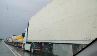 Siret, Romanya - 26 Eylül 2022: Romanya gümrüğünde kamyon kuyruğu