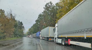 Siret, Romanya - 26 Eylül 2022: Romanya gümrüğünde kamyon kuyruğu