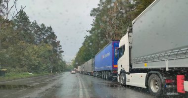 Siret, Romanya - 26 Eylül 2022: Romanya gümrüğünde kamyon kuyruğu