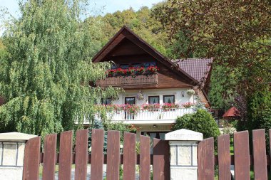 Transilvanya, Romanya - Güneşli bir günde kır evi