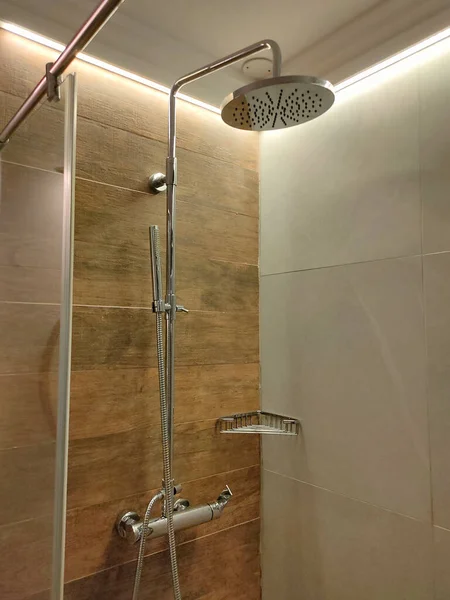 浴室のシャワーから流れる水のクローズ アップ — ストック写真