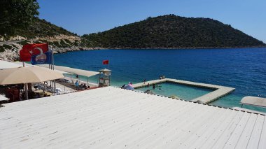 Finike, Türkiye - 21 Eylül 2022: Kas ile Finike arasında Türkiye 'de deniz manzaralı güzel bir körfez ve yol