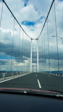 Altinova, Türkiye - 23 Eylül 2022: Türkiye 'nin asma köprüsü olan Osmangazi Köprüsü manzarası.