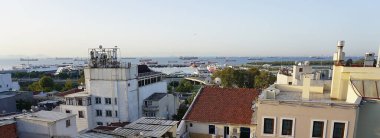 İstanbul 'un Sultanahmet ilçesi ile cami manzarası gün batımı gökyüzü ve bulutlara karşı. İstanbul 'da günbatımı, Türkiye' de Süleyman Camii, Osmanlı İmparatorluğu Camii