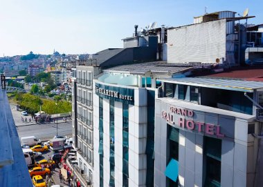 İstanbul, Türkiye - 14 Eylül 2022: Sultanahmet 'teki çatıların havadan görünüşü. Burası İstanbul 'un en popüler turistik mekanı..