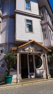 İstanbul, Türkiye - 14 Eylül 2022: Sultanahmet 'teki Azade Oteli. Sultanahmet, İstanbul 'un en popüler turistik mekanıdır..