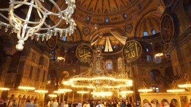 İstanbul, Türkiye - 14 Eylül 2022: İnsanlar Saint Sophie Katedrali 'nin içine bakıyorlar. Bugünün resmi adı Ayasofya 'nın Büyük Camii.