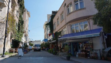 İstanbul, Türkiye - 14 Eylül 2022: Sultanahmet sokak manzaralı. Burası İstanbul 'un en popüler turistik mekanı..