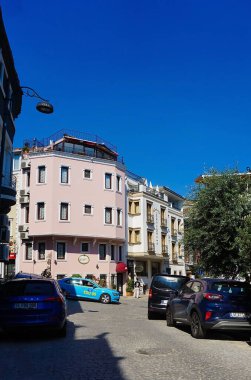 İstanbul, Türkiye - 14 Eylül 2022: Sultanahmet sokak manzaralı. Burası İstanbul 'un en popüler turistik mekanı..