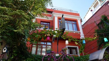 İstanbul, Türkiye - 14 Eylül 2022: Sultanahmet sokak manzaralı. Burası İstanbul 'un en popüler turistik mekanı..