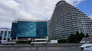 İstanbul, Türkiye - 14 Eylül 2022: Toyota otomobil bayiliğinin ön yüzü. Toyota Motor Corporation, Toyota City, Japonya merkezli çok uluslu otomotiv üreticisi..