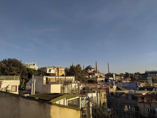 伊斯坦布尔对清真寺的观景与苏哈米德区的日落天空和云彩 日落在土耳其伊斯坦布尔与苏莱曼尼亚清真寺 奥斯曼帝国清真寺 — 图库照片