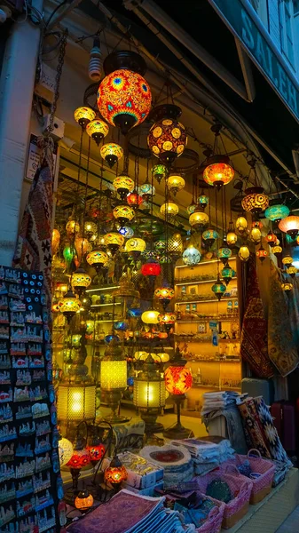 土耳其伊斯坦布尔 2022年9月14日 在苏丹的一家商店里 一群土耳其灯具 苏门答腊是伊斯坦布尔最受欢迎的旅游胜地 — 图库照片