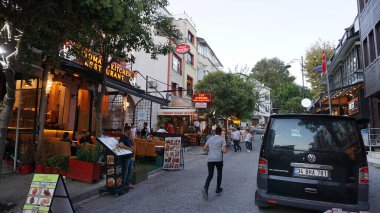 İstanbul, Türkiye - 15 Eylül 2022: İstanbul 'da birçok kafesi olan eski bir caddede restoran. Sultanahmet. İstanbul 'da. İstanbul. Türkiye 15 Eylül 2022.