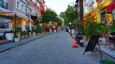 İstanbul, Türkiye - 15 Eylül 2022: İstanbul 'da birçok kafesi olan eski bir caddede restoran. Sultanahmet. İstanbul 'da. İstanbul. Türkiye 15 Eylül 2022.