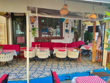 İstanbul, Türkiye - 15 Eylül 2022: İstanbul 'da birçok kafesi olan eski bir caddede restoran. Sultanahmet. İstanbul 'da. İstanbul. Türkiye 15 Eylül 2022.