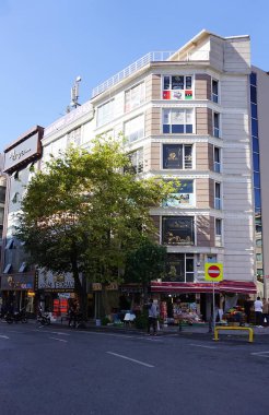 İstanbul, Türkiye - 15 Eylül 2022: İstanbul 'da alışveriş caddeleri