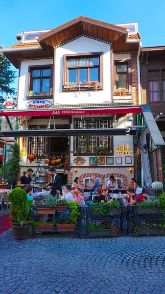 Стамбул Турция Сентября 2022 Года Ресторан Старой Улице Стамбуле Большим — стоковое фото