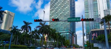 Miami, Florida ABD - 23 Nisan 2022: Brickell Bulvarı yakınlarındaki şehir merkezi