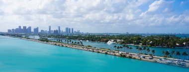 Miami, Florida 'da güneşsiz bir sabahta Waterway ve Biscayne Körfezi' ndeki Waterfront yerleşim ve ofis binalarının havadan görüntüsü..