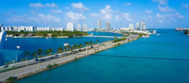 Miami, Florida 'da güneşsiz bir sabahta Waterway ve Biscayne Körfezi' ndeki Waterfront yerleşim ve ofis binalarının havadan görüntüsü..