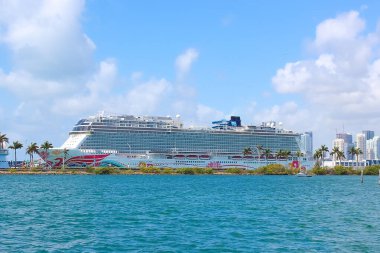 Miami, Florida, ABD - 23 Nisan 2022 Norveçli yolcu gemileriyle Miami Limanı. Miami, ABD 'de yolcu gemileri için büyük bir limandır..