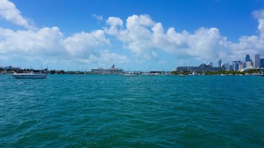 Miami, Florida, ABD - 23 Nisan 2022 Yolcu gemileriyle Miami Limanı. Miami, ABD 'de yolcu gemileri için büyük bir limandır..