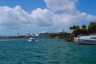 Miami, ABD - 23 Nisan 2022: Miami, Florida ABD 'deki Bayside Marina' da lüks yatlar