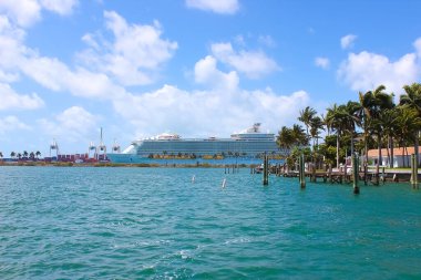 Miami, Florida, ABD - 23 Nisan 2022 Yolcu gemileriyle Miami Limanı. Miami, ABD 'de yolcu gemileri için büyük bir limandır..