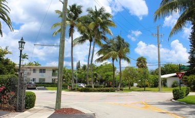 Lauderdale-By-the-Sea, Florida, ABD - 08 Mayıs 2022: Florida sahilinde tipik bir daire veya otel. ABD 'de palmiyeleri olan tropik plaj..
