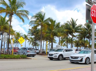 Fort Lauderdale, Florida, ABD - 08 Mayıs 2022 Las Olas Bulvarı yakınlarındaki Fort Lauderdale Plajı.