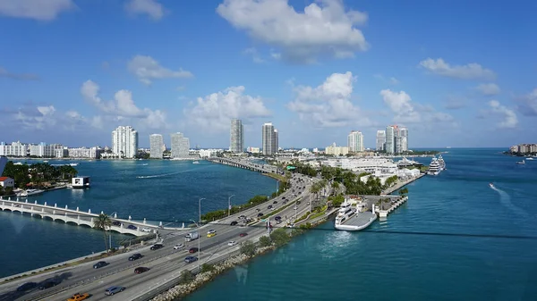 Uma Balsa Transportando Veículos Para Fisher Island Miami Flórida — Fotografia de Stock