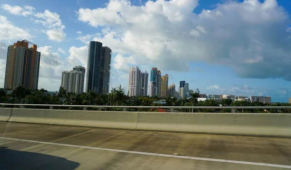Miami Usa April 2022 Modern Apartment Buildings Palm Trees Avenue —  Fotos de Stock