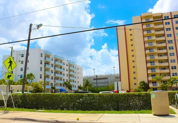 Fort Lauderdale Florida May 2022 Typical Apartment Buildings Road Foreground — Fotografia de Stock