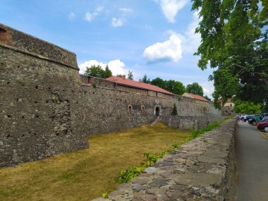Güneşli bir günde Ukrayna kalede Uzhhorod görüntüleyin