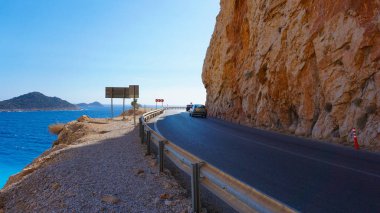 Güzel bir körfez ve deniz manzaralı Kas Finike yolu arasındaki yol.