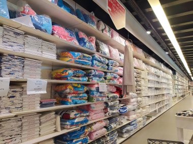 Antalya, Türkiye - 14 Eylül 2022: TAC mağazası. Türkiye 'nin önde gelen tekstil markası. TAC markasının temelleri 1950 yılında Denizli 'de, geleneksel tekstil merkezlerinden birinde atıldı..