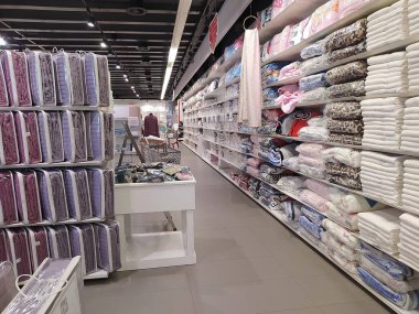 Antalya, Türkiye - 14 Eylül 2022: TAC mağazası. Türkiye 'nin önde gelen tekstil markası. TAC markasının temelleri 1950 yılında Denizli 'de, geleneksel tekstil merkezlerinden birinde atıldı..