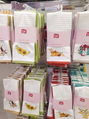 Antalya, Türkiye - 14 Eylül 2022: TAC mağazası. Türkiye 'nin önde gelen tekstil markası. TAC markasının temelleri 1950 yılında Denizli 'de, geleneksel tekstil merkezlerinden birinde atıldı..