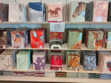 Antalya, Türkiye - 14 Eylül 2022: TAC mağazası. Türkiye 'nin önde gelen tekstil markası. TAC markasının temelleri 1950 yılında Denizli 'de, geleneksel tekstil merkezlerinden birinde atıldı..