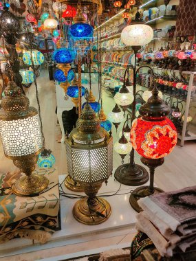 Antalya, Türkiye - 11 Mayıs 2021: Türkiye 11 Mayıs 2021 'de Türkiye' nin Antalya kentindeki hediyelik eşya dükkanında bulundu