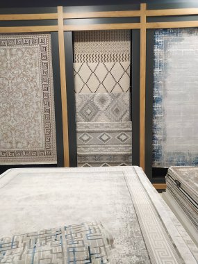 Isparta, Türkiye - 14 Eylül 2022: Isparta, Türkiye 'de geleneksel halı mağazası