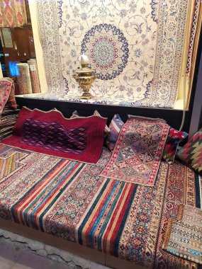 İstanbul, Türkiye - 14 Eylül 2022: Sultanahmet 'teki halı mağazası. İç tasarım ve ev dekorasyonu kavramı.