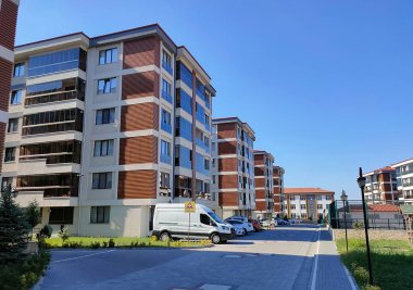 Türkiye 'nin güneyinde bir apartman binasının modern cephesi.