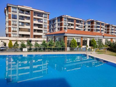 Türkiye 'nin güneyinde bir apartman binasının modern cephesi.