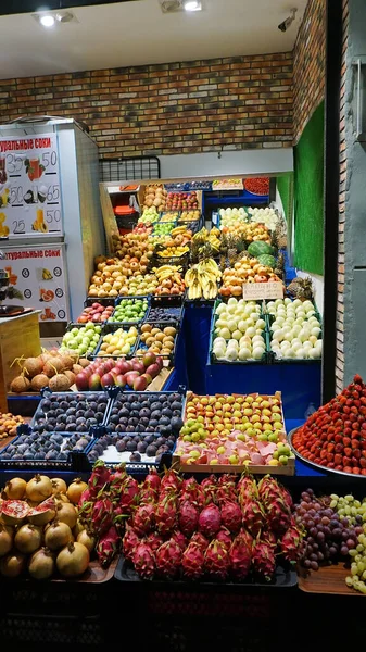 土耳其伊斯坦布尔 2022年9月14日 2022年9月14日 土耳其伊斯坦布尔 土耳其新鲜水果在商店货架上出售 — 图库照片