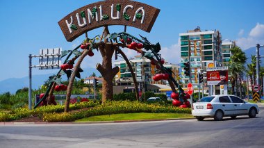 Kumluca, Türkiye 'nin Antalya illeri -21 Eylül 2022: Kumluca kentinin girişinde dekoratif tabela. Türkiye