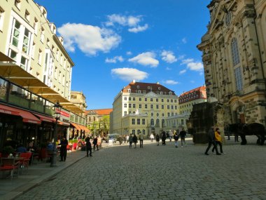 Dresden, Almanya - 18 Nisan 2022: Yeni Pazar Meydanı (Neumarkt) ve Frauenkirche)