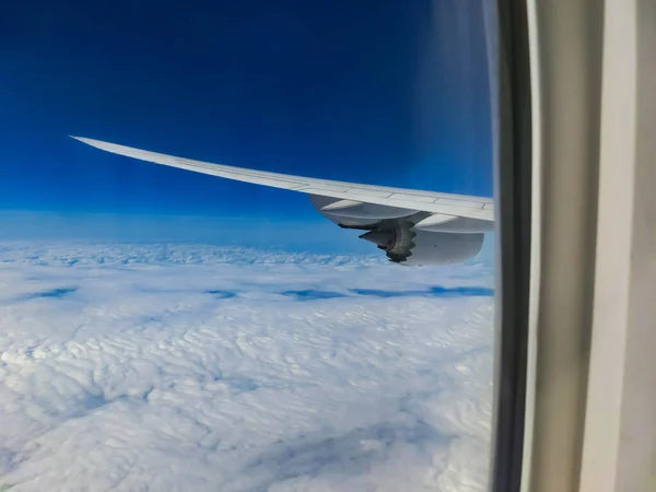 从蓝天和白云上的飞机上观看 在飞机上飞行 飞机联队在云彩上空飞行 椭圆形窗户 启示录 — 图库照片